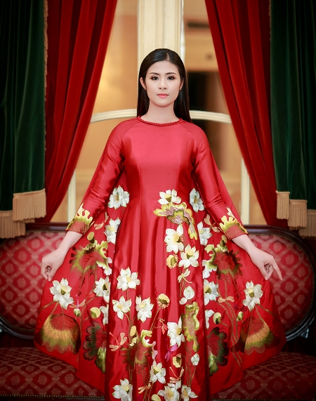 Ngọc Hân rực rỡ với áo dài đỏ họa tiết sen cách tân ấn tượng